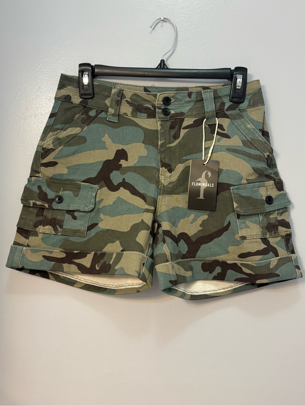 Flamingals Camo Print Roll Hem Flap Pocket Mid Rise Cargo Shorts Sz S NWT